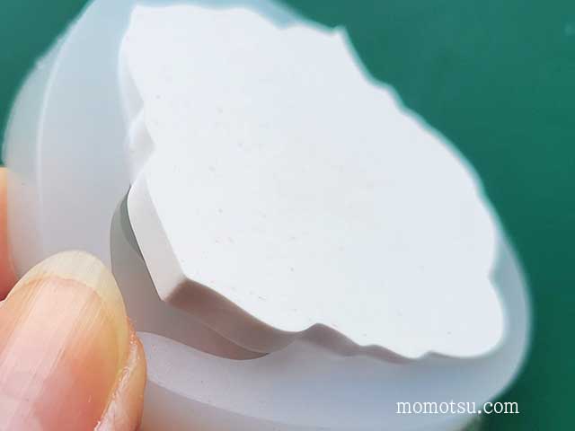 100均の材料で作るアロマストーンの作り方で型から石膏を外すところ