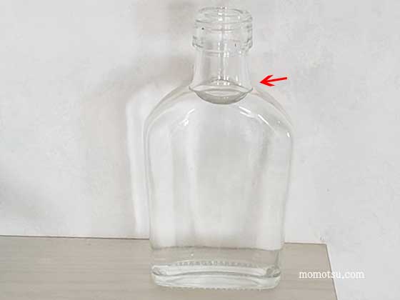 水を入れたガラスの小瓶