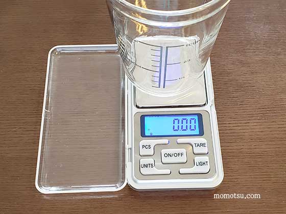 エポキシレジンを測る電子計量器とカップ