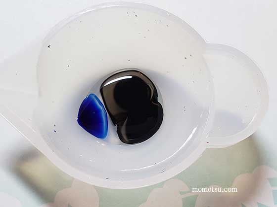 レジン液と着色剤の黒と青