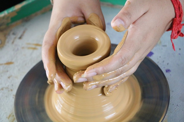 ろくろをまわして陶器を作っているところ